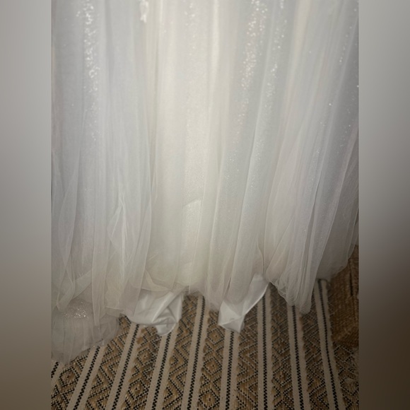 Stunning Wedding Dress - Perfect for a Boho Wedding - Picture 11 of 15